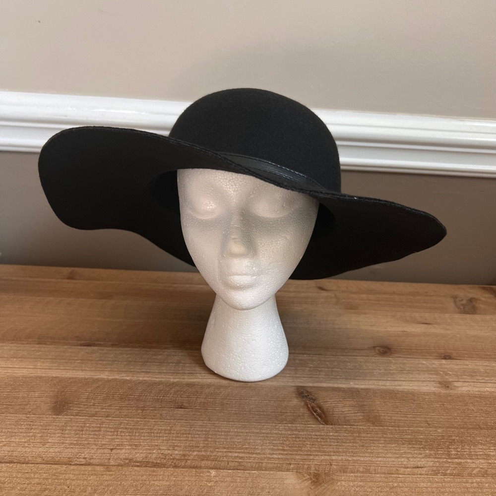 Women's Black Wide Brim Floppy Hat Felt Boho Fedora with Faux Leather Band